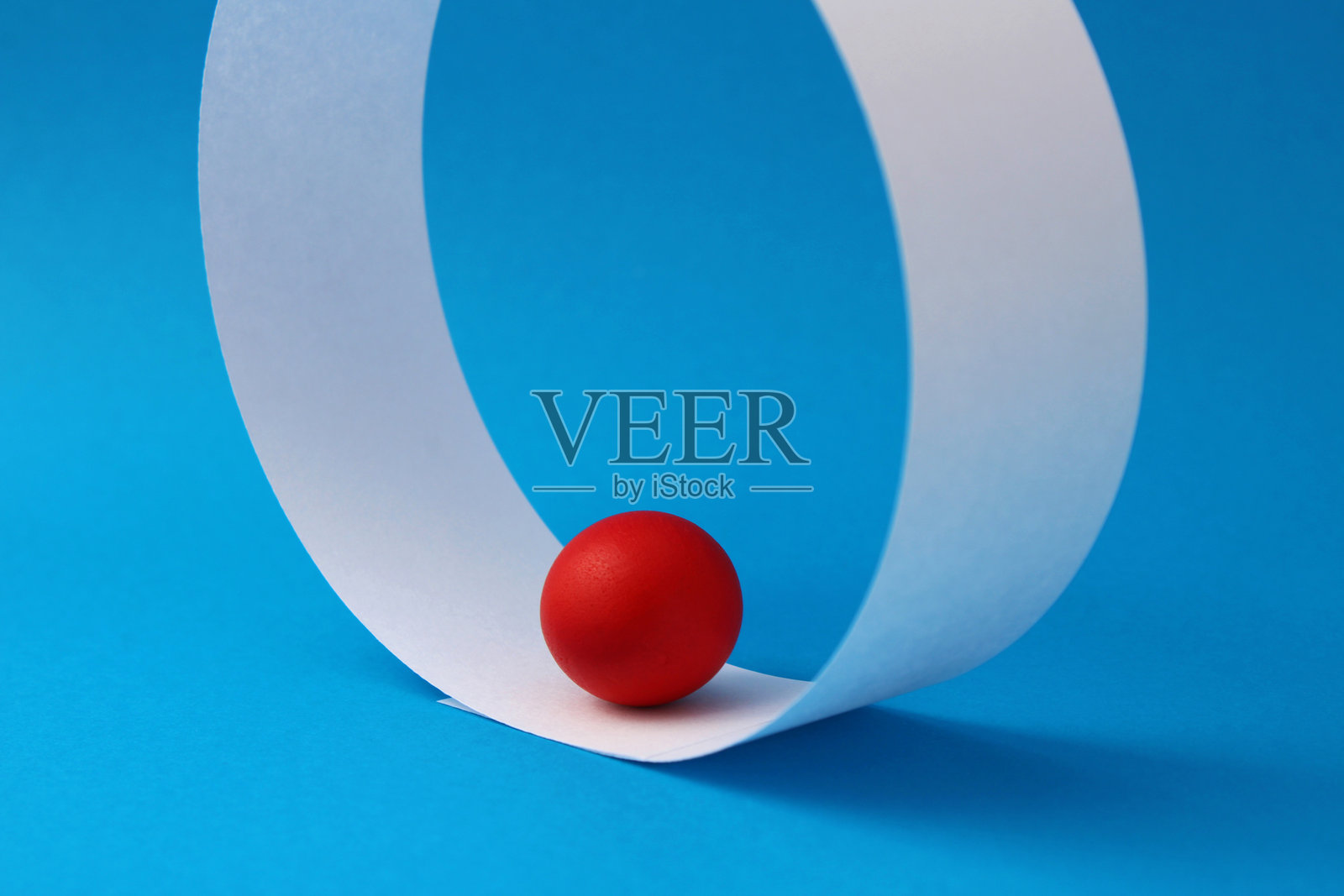 红色球体处于舒适区内照片摄影图片