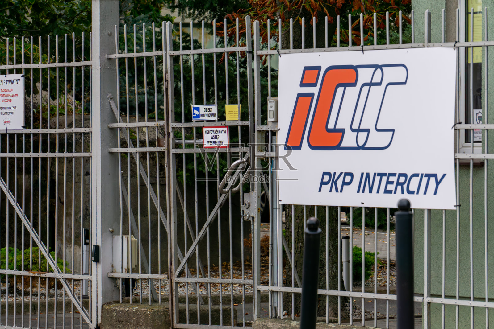 波兰国家铁路公司（PKP Intercity）波兹南设施的入口，门上有围栏和信息标志照片摄影图片