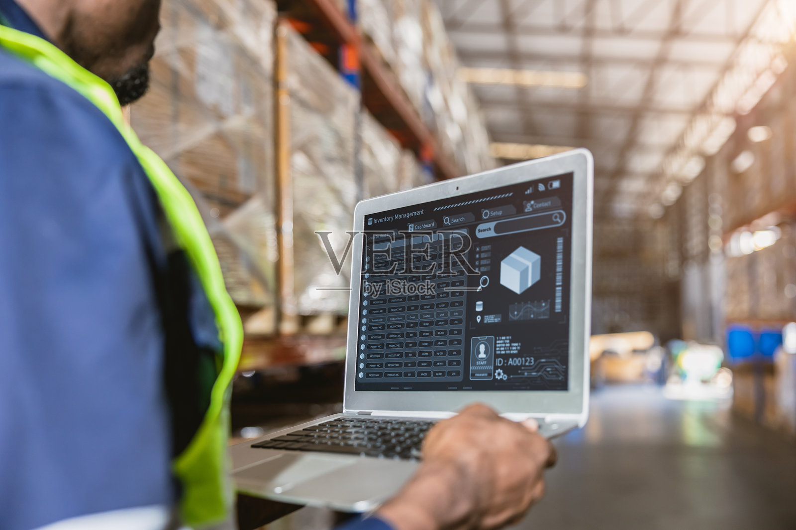 非洲黑人专业仓库工人。库存管理人员使用电脑在线检查库存照片摄影图片