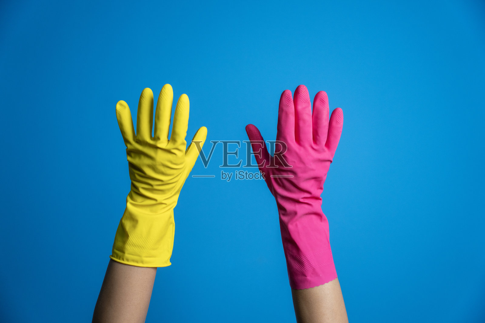 两只戴着彩色橡胶手套的手照片摄影图片