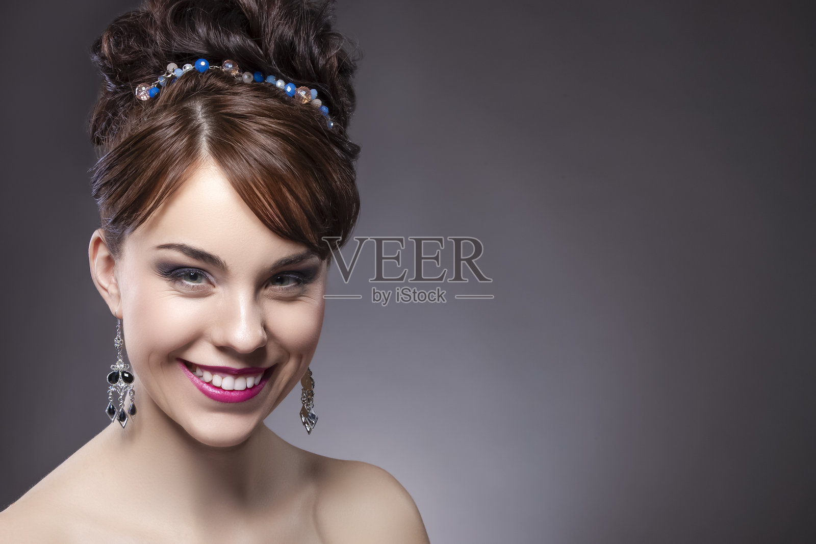 女性发型概念。一位迷人的金发美女侧面肖像，面带微笑，孤立在黑色背景上。照片摄影图片