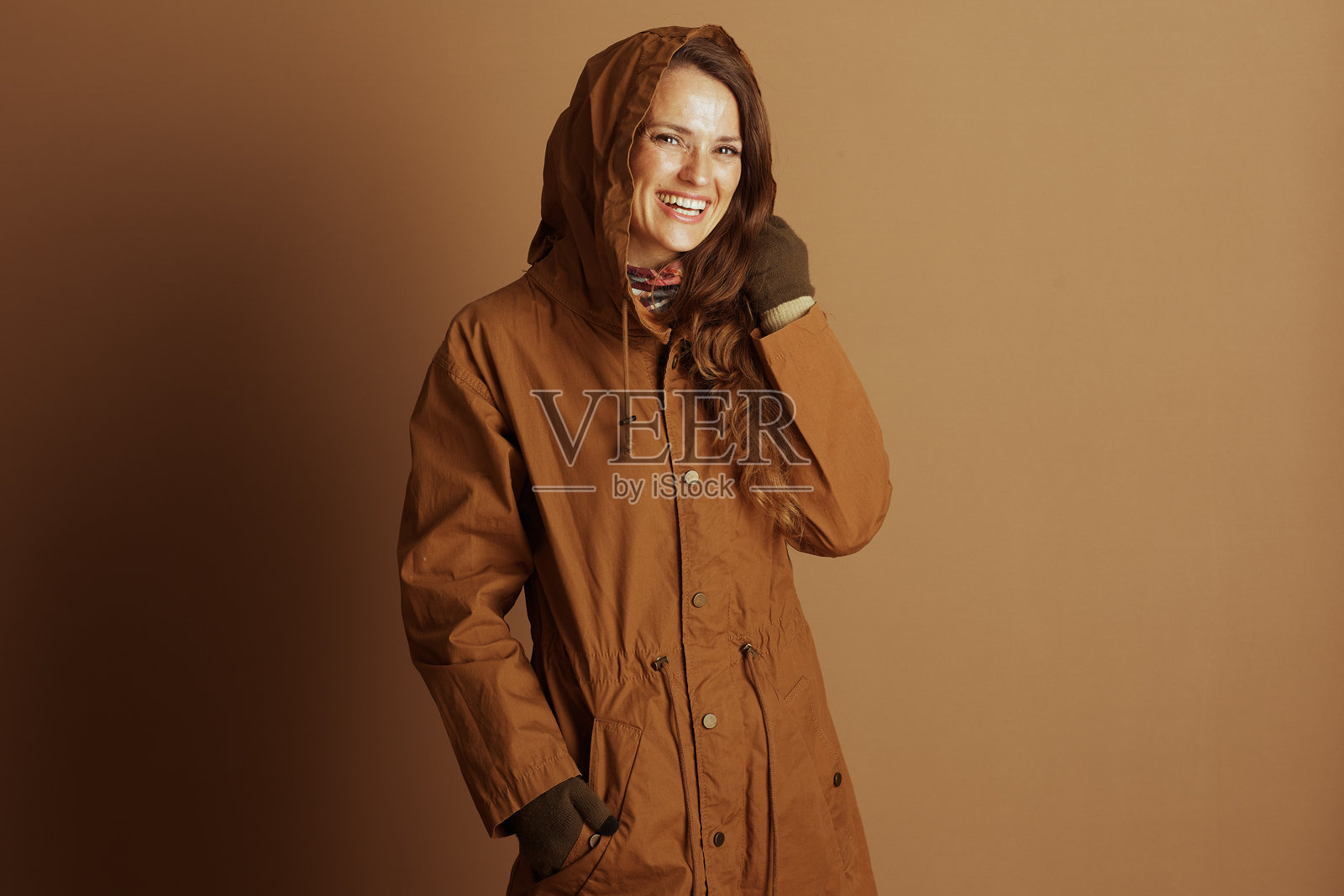 一位戴着彩色秋季围巾的微笑女性照片摄影图片