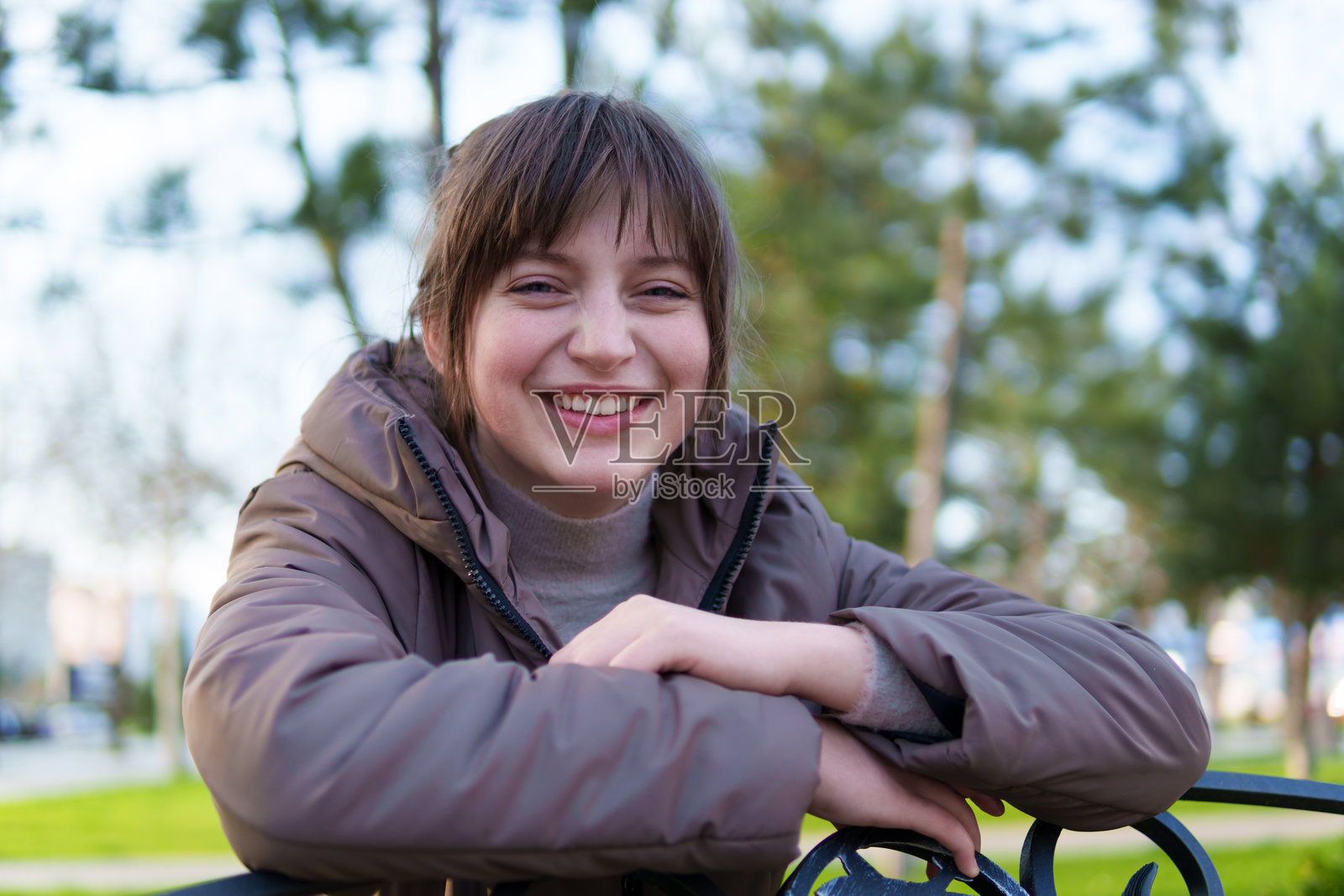 春日公园里一位少女的肖像照片摄影图片