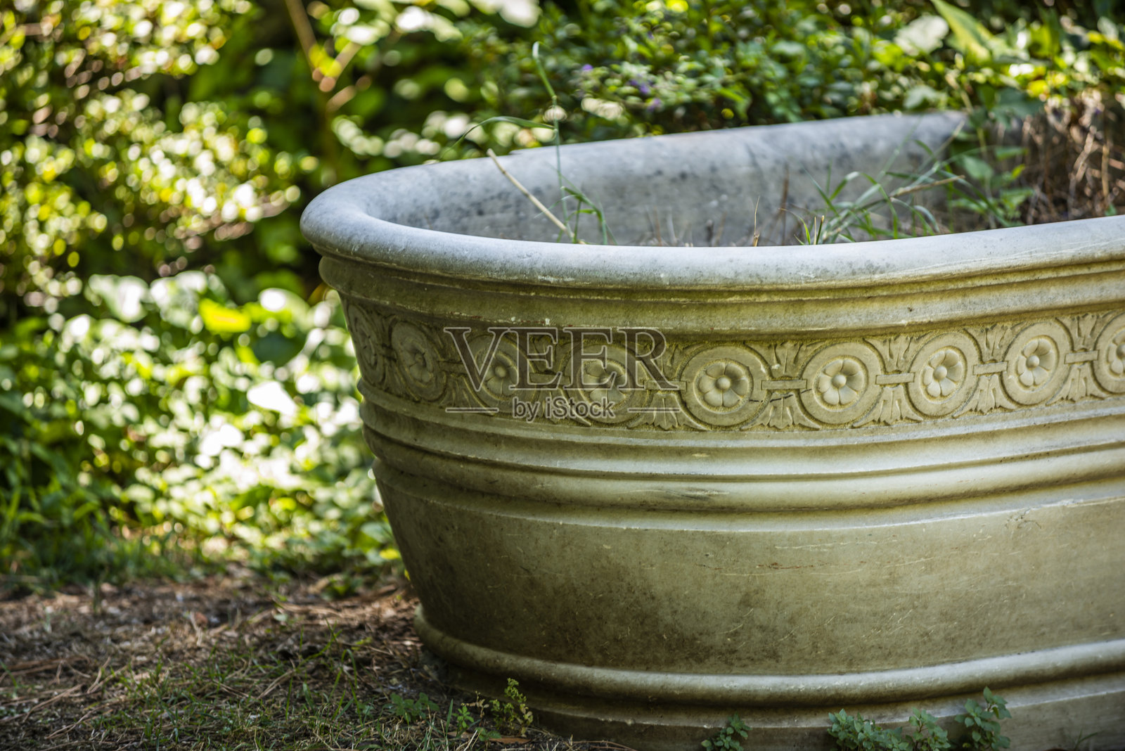 城市花园里装满植物的大理石花盆照片摄影图片
