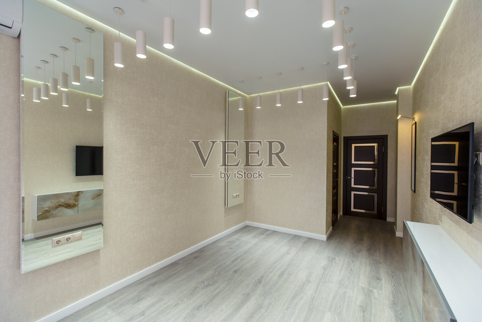 宽敞的空房间，有白色的墙壁和木地板照片摄影图片