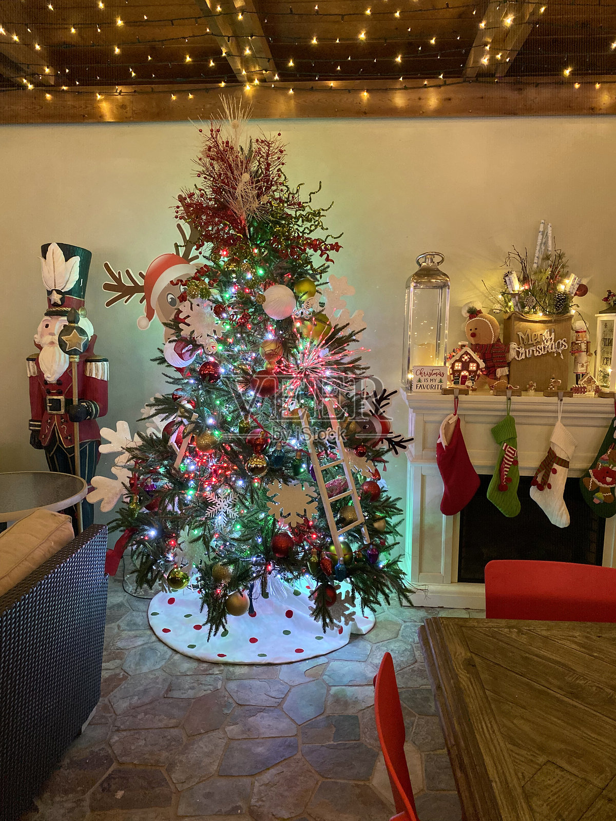 装饰有圣诞树和壁炉的节日客厅照片摄影图片