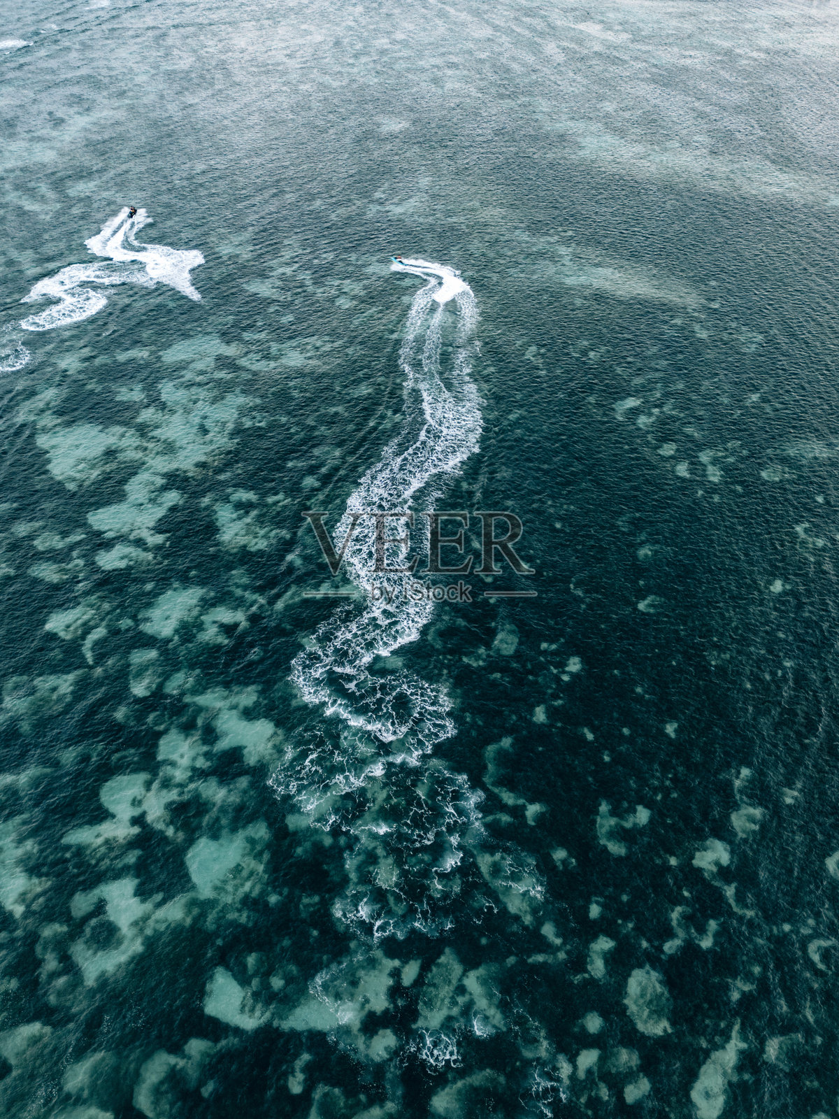 喷气式滑雪艇在海面上疾驰，空中俯瞰，白色的浪花四溅照片摄影图片