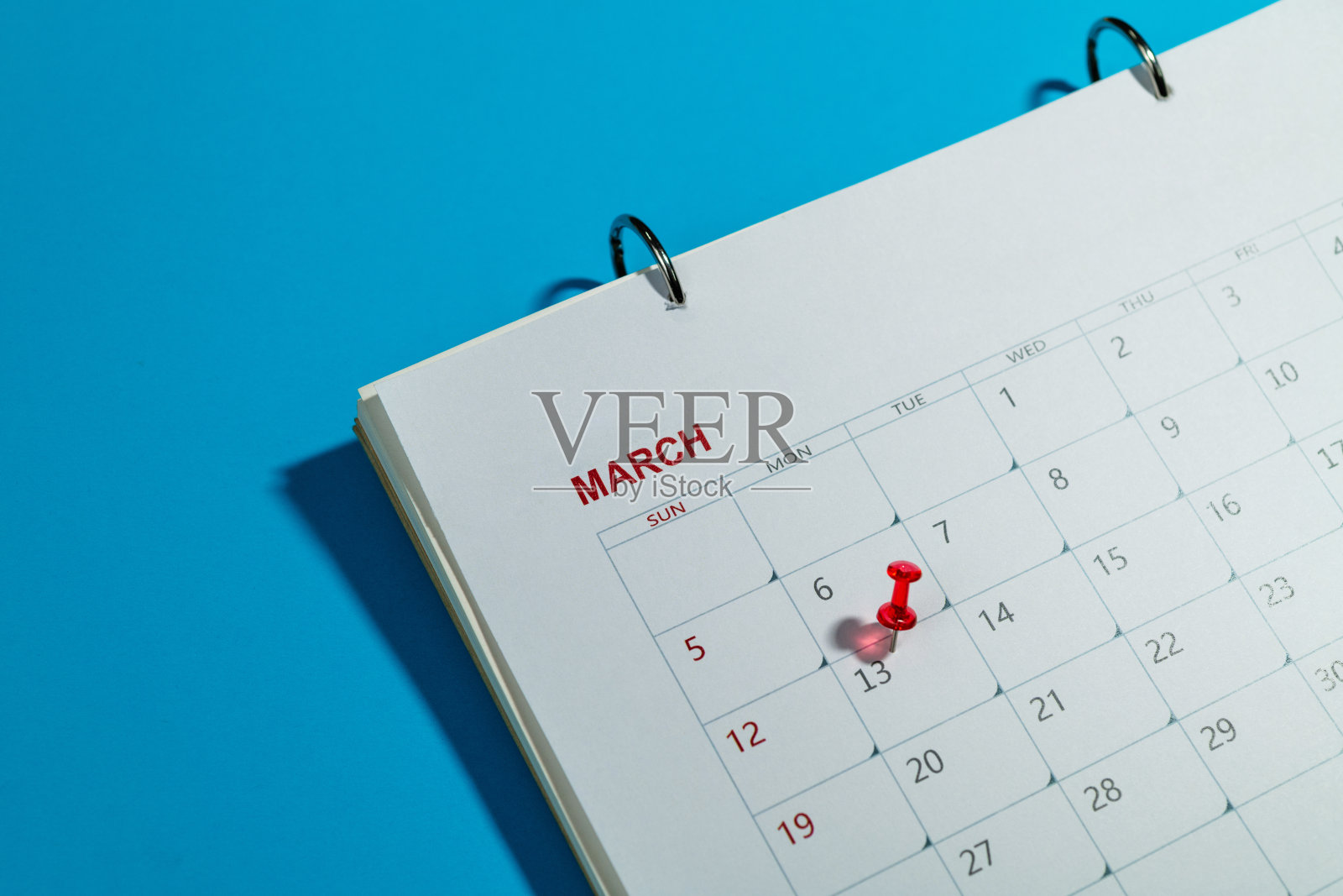 日历上标记的本月第13天的红色图钉照片摄影图片