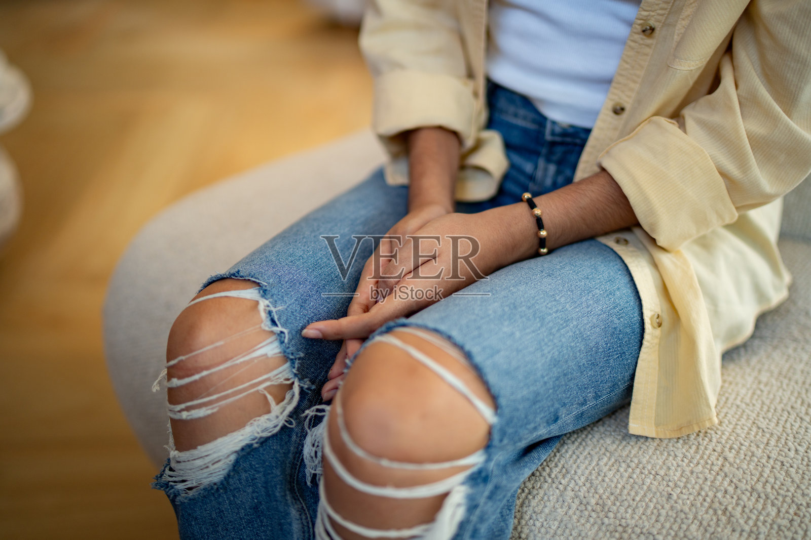 治疗期间，一位十几岁女患者的手部特写照片摄影图片