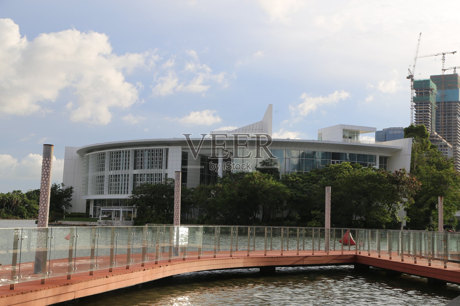 一座现代化的圆形音乐厅，拥有白色外墙和玻璃幕墙照片摄影图片