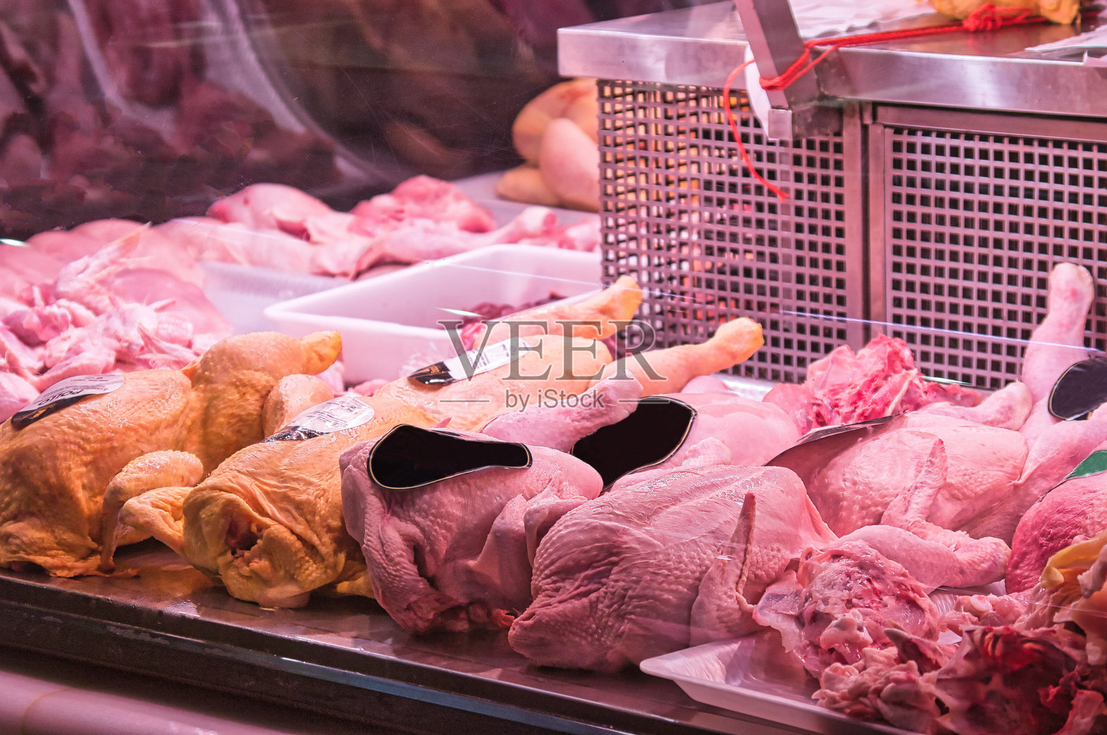 售卖鸡肉的市场摊位。照片摄影图片