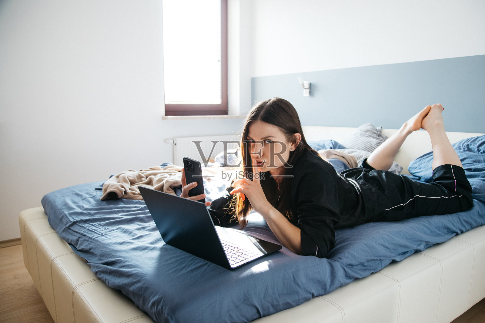 身穿睡衣的年轻女孩在家办公照片摄影图片