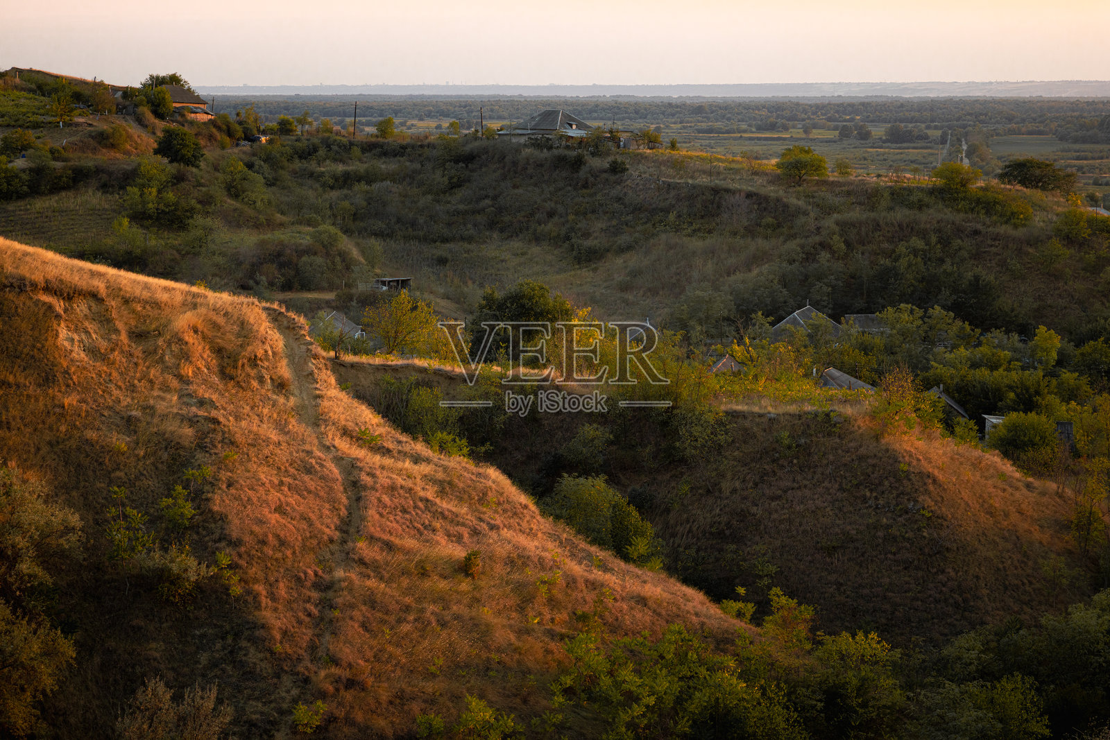 摩尔多瓦共和国的风景，晨雾弥漫，朦胧的乡村景象照片摄影图片