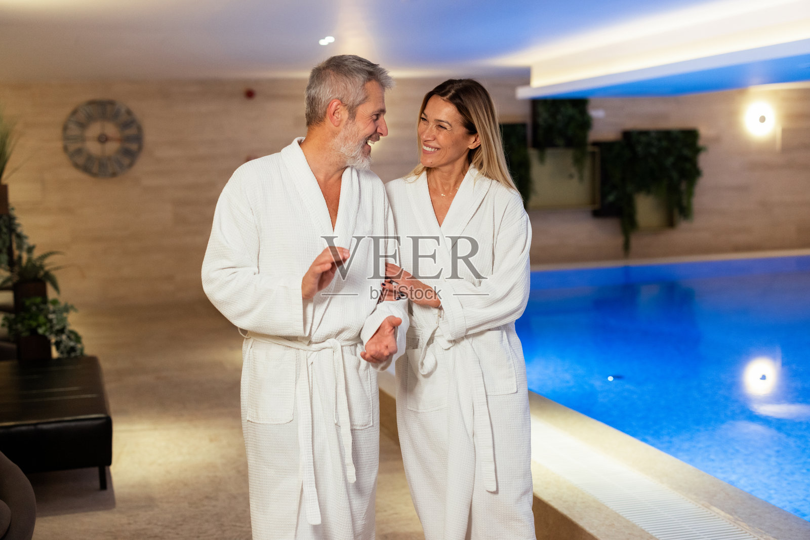 情侣穿着水疗浴袍享受健康与放松照片摄影图片