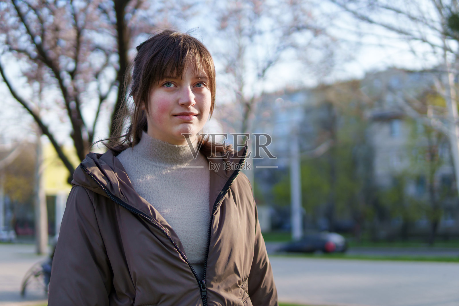 春日公园里一位少女的肖像照片摄影图片