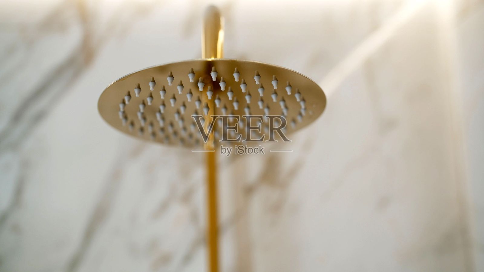 豪华金色淋浴喷头，现代浴室照片摄影图片