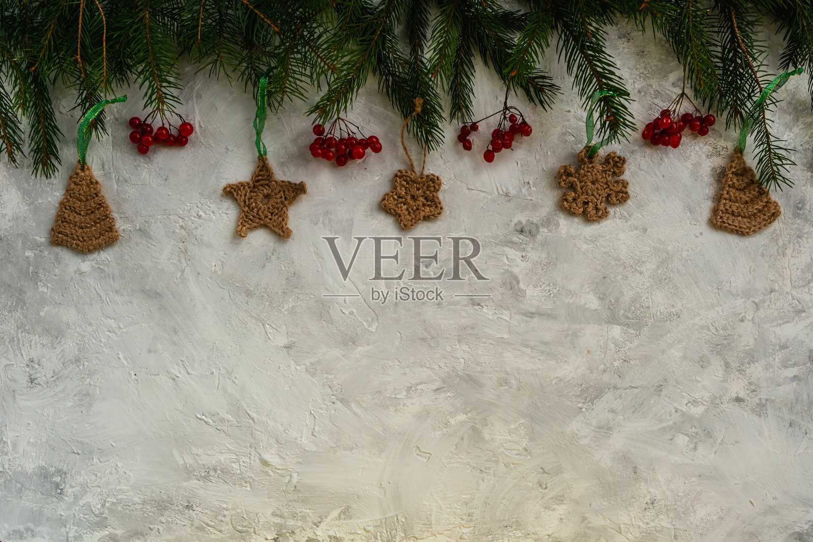 圣诞背景，包含杉树、针织玩具和红浆果。俯视角度，留有复制空间。圣诞和新年主题构图。照片摄影图片