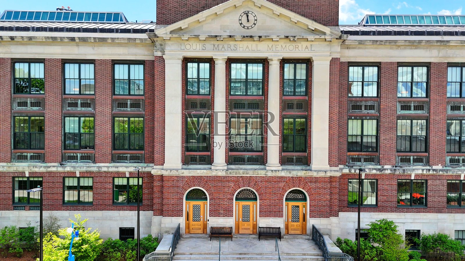 晴朗的蓝天和阳光照耀在大学校园照片摄影图片