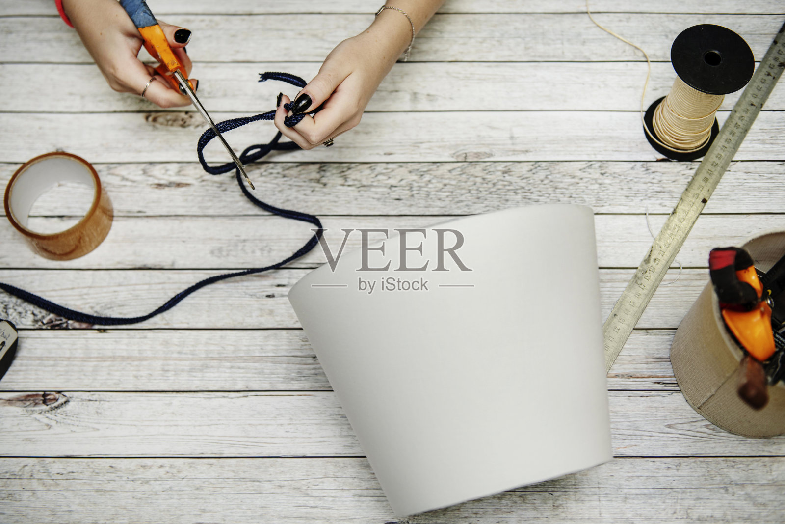 一位女孩的手在灯具厂剪彩照片摄影图片