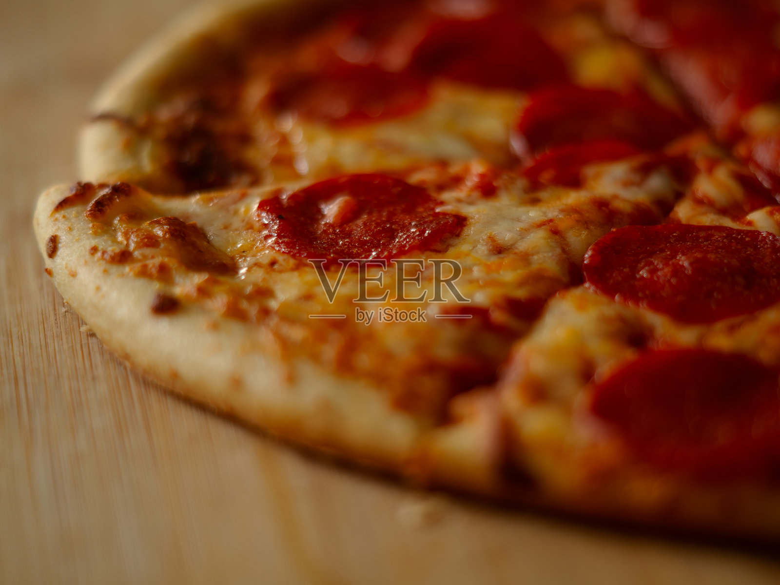 特写：美味的意大利辣香肠披萨片照片摄影图片