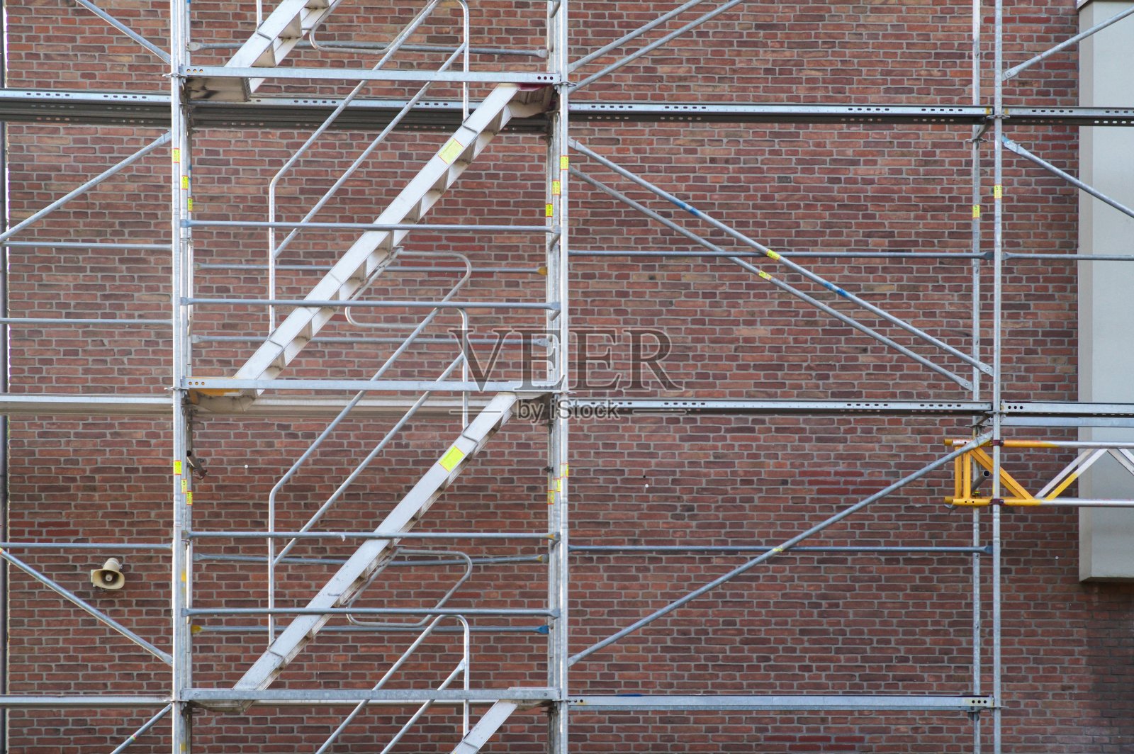 用于建筑翻新的砖墙脚手架结构照片摄影图片