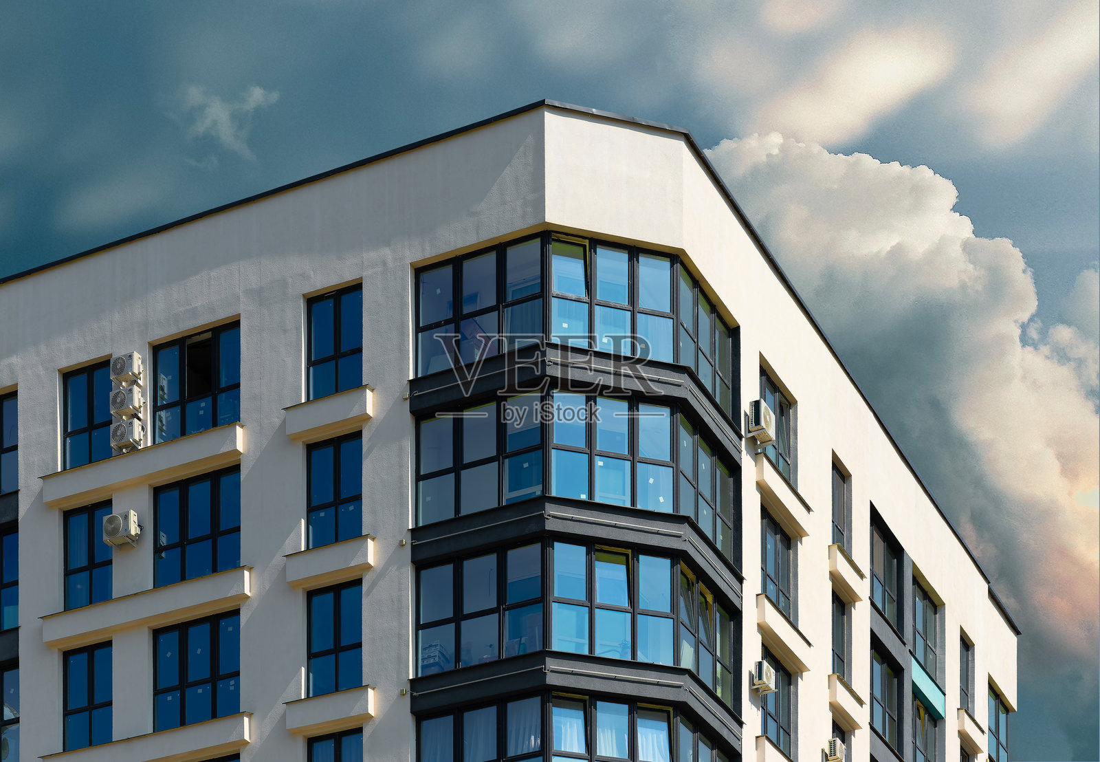 现代都市中的多层建筑。高耸的住宅公寓，带有混凝土外观。照片摄影图片