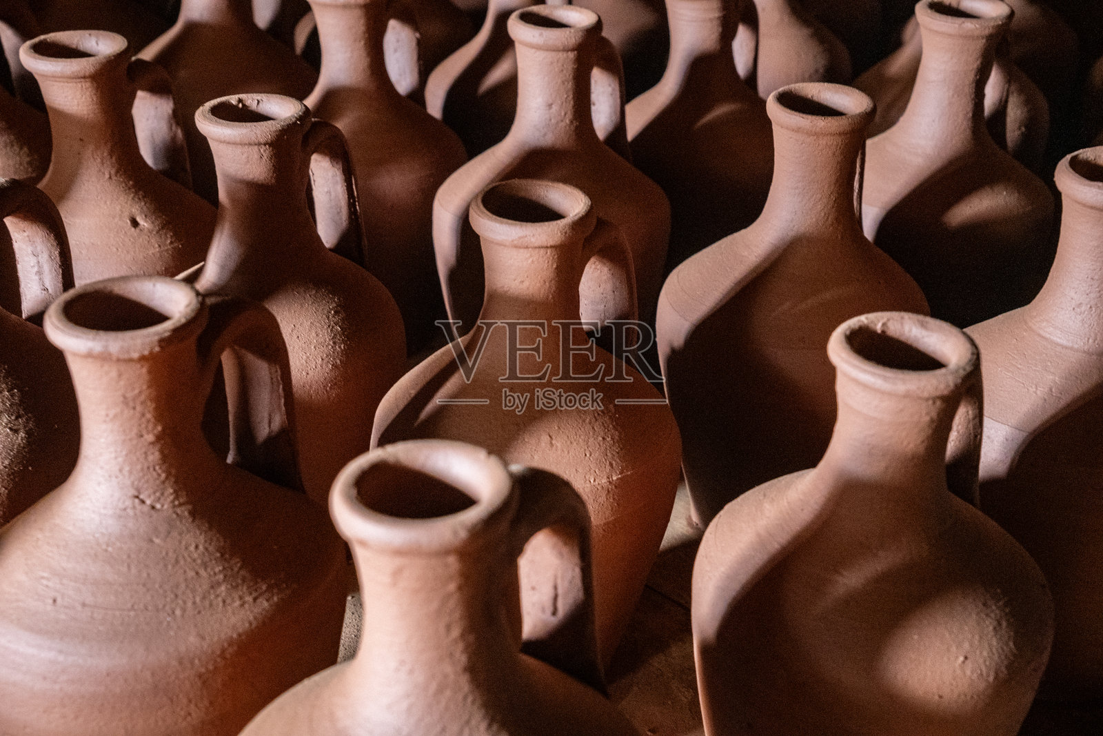 手工陶罐，饰有传统白色条纹——土耳其艾登卡拉卡苏赤陶器皿特写照片摄影图片