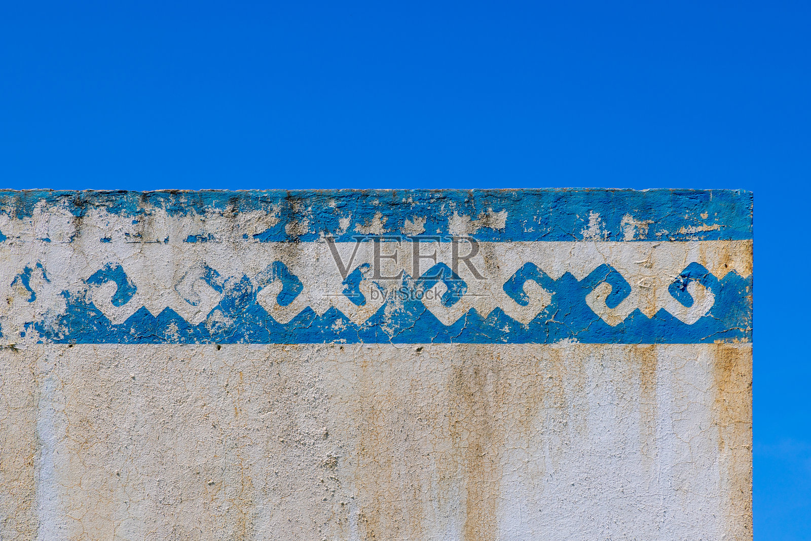 晴朗天空下的户外风化墙壁，带有乡村风格的油漆照片摄影图片