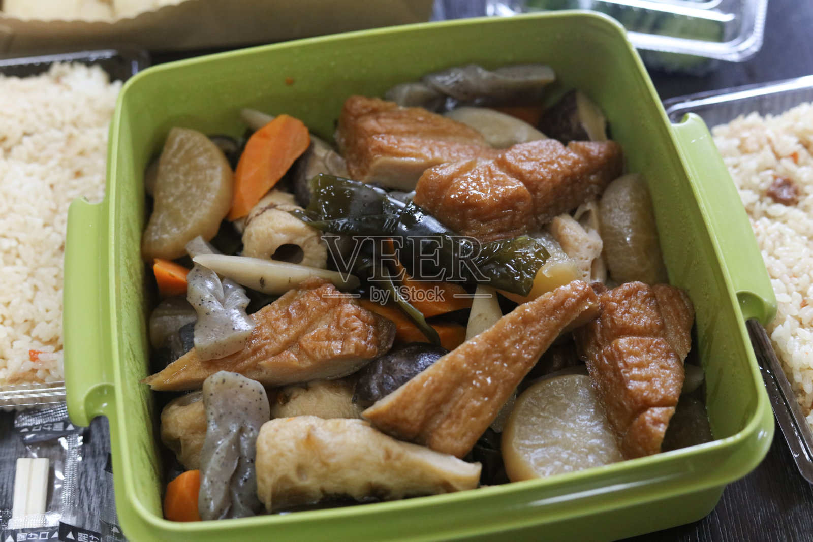 参与者带来的食物照片摄影图片