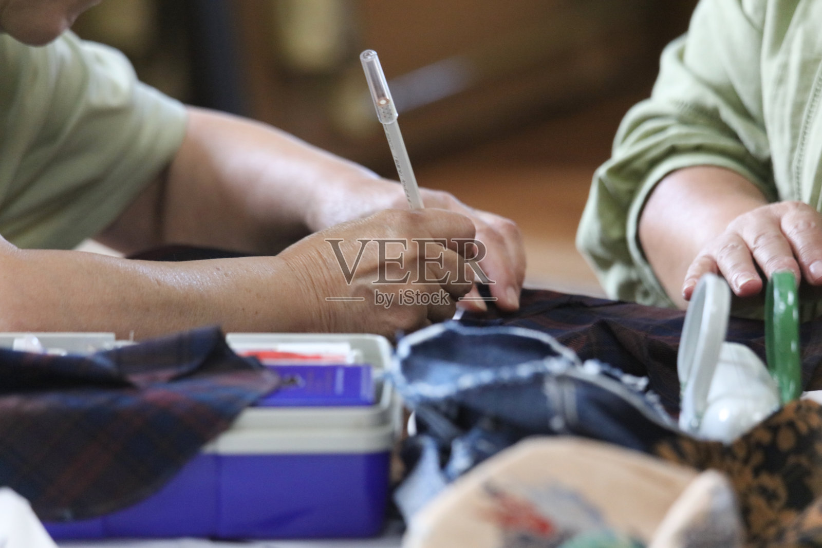 一位女士在制作帽子照片摄影图片