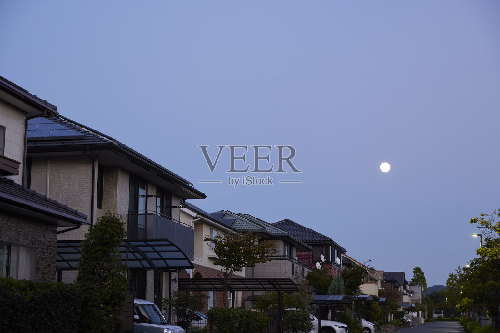 夜晚的日本住宅区，一排排房屋照片摄影图片