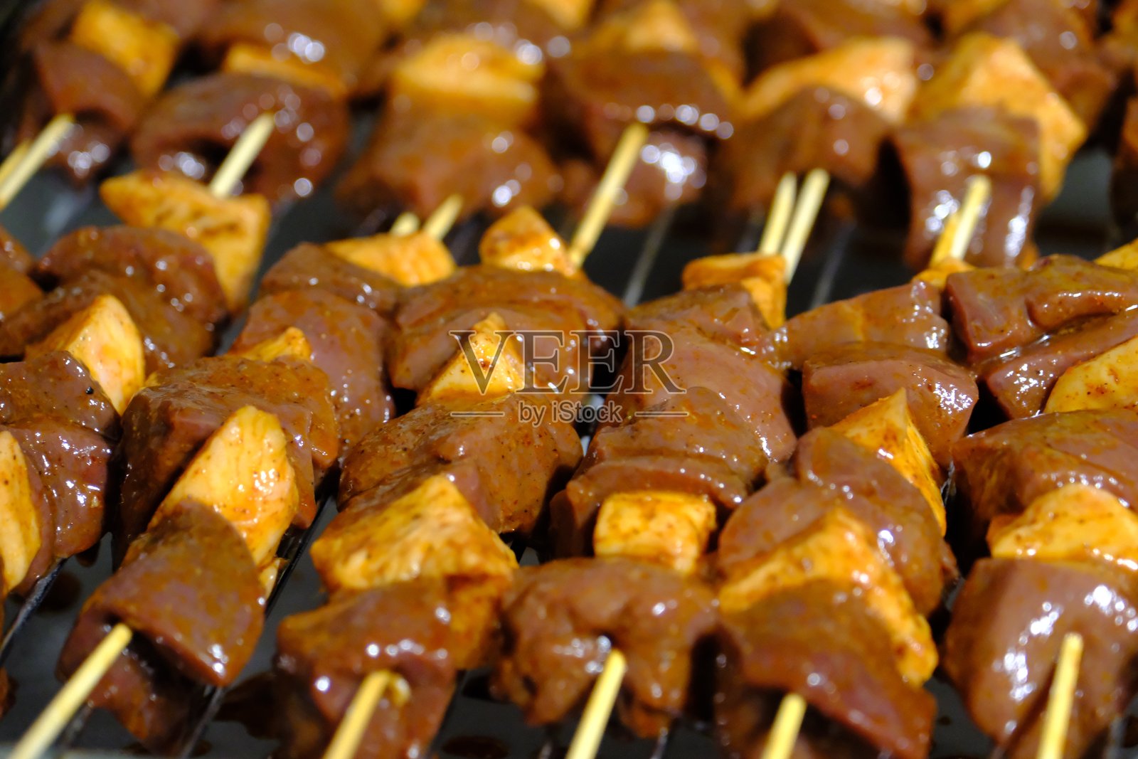 特写镜头，传统土耳其美食，烤肝肉串，配有苏马赫粉和洋葱。照片摄影图片