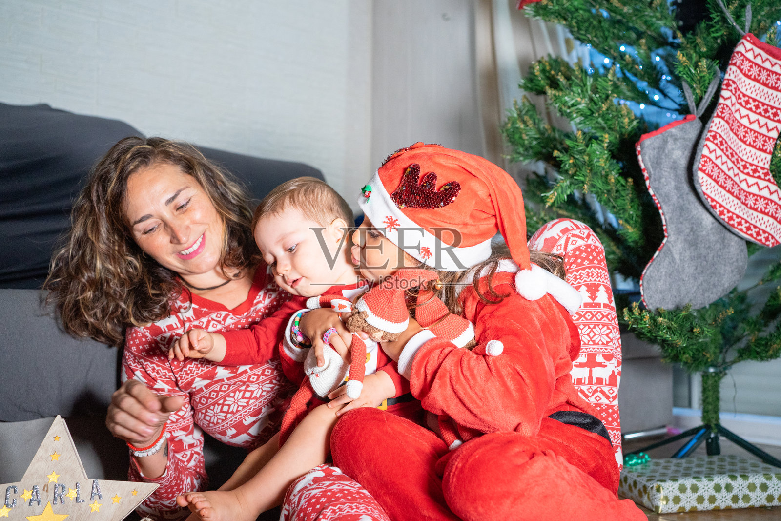 母亲和孩子们在圣诞假期中互赠爱意照片摄影图片