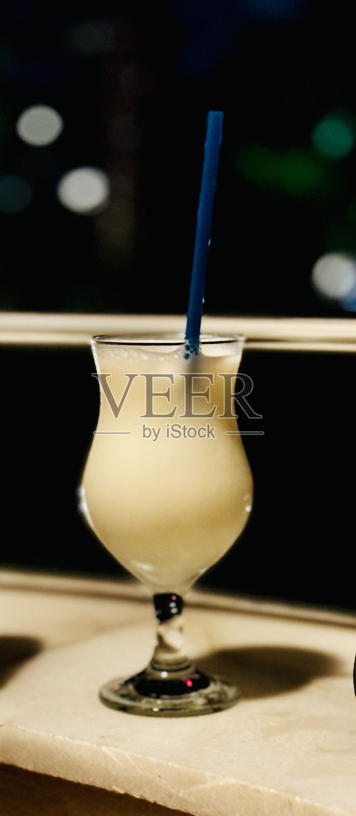 吧台上的菠萝可乐达鸡尾酒照片摄影图片