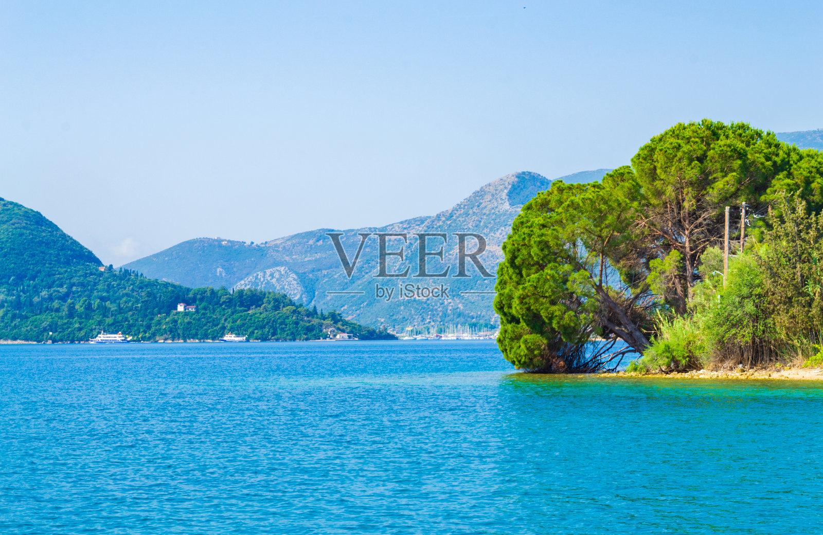 爱奥尼亚海的翡翠绿海水，希腊莱夫卡达岛照片摄影图片