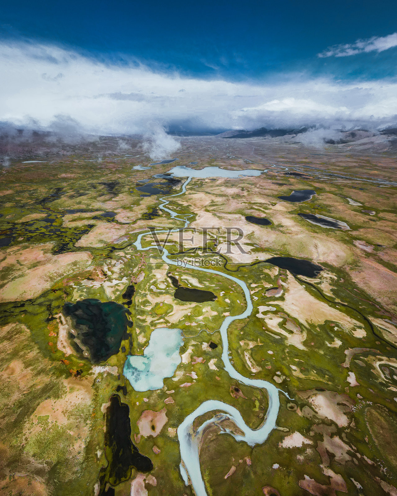 高海拔苔原地区蜿蜒河流的鸟瞰图照片摄影图片