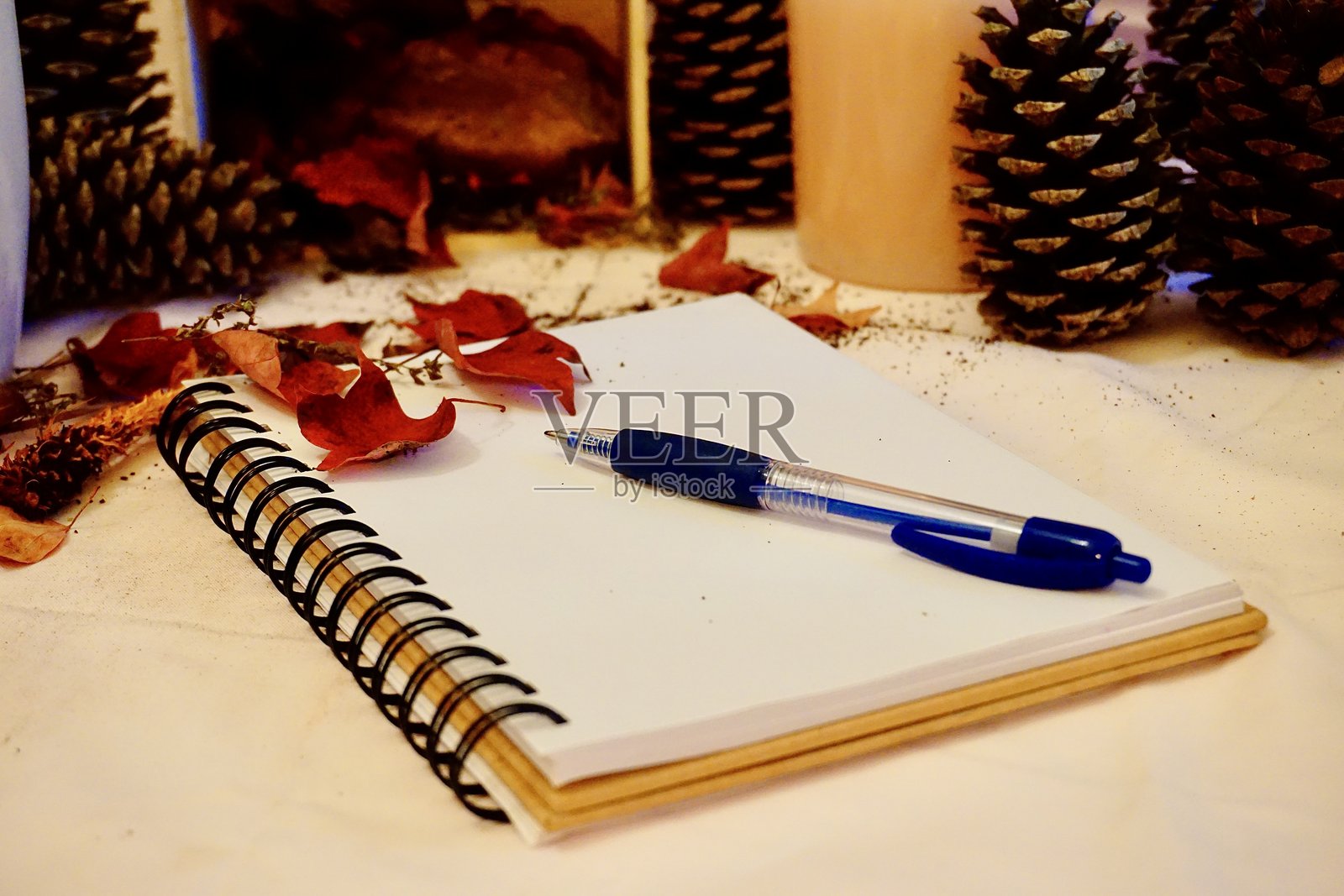 舒适的秋季主题书写空间，配有日记本、钢笔和咖啡照片摄影图片
