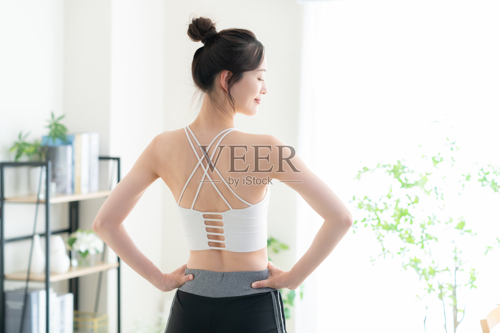 一位女士在客厅里做瑜伽照片摄影图片