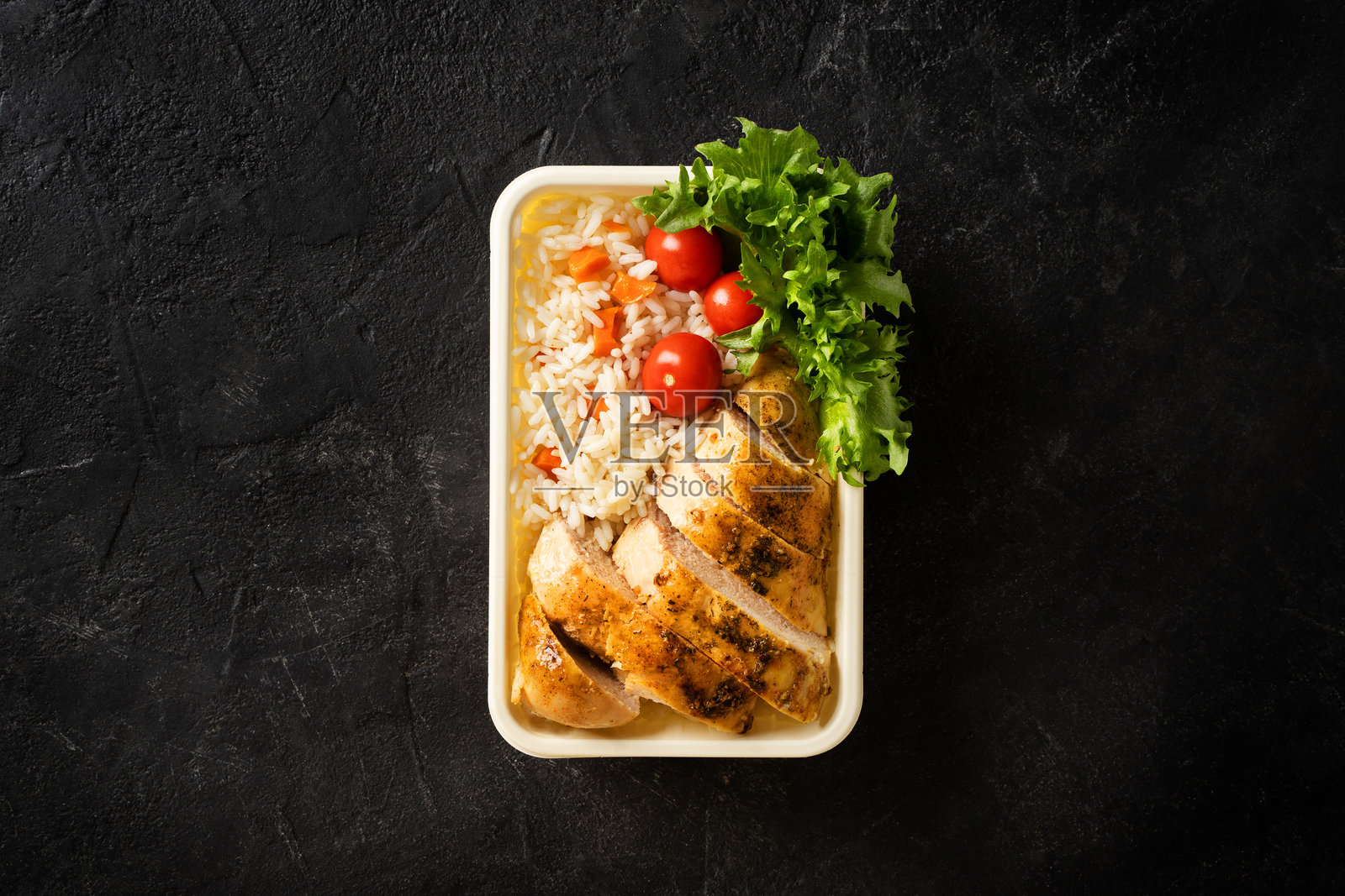 鸡肉、米饭、蔬菜、番茄、沙拉和水果的午餐盒照片摄影图片