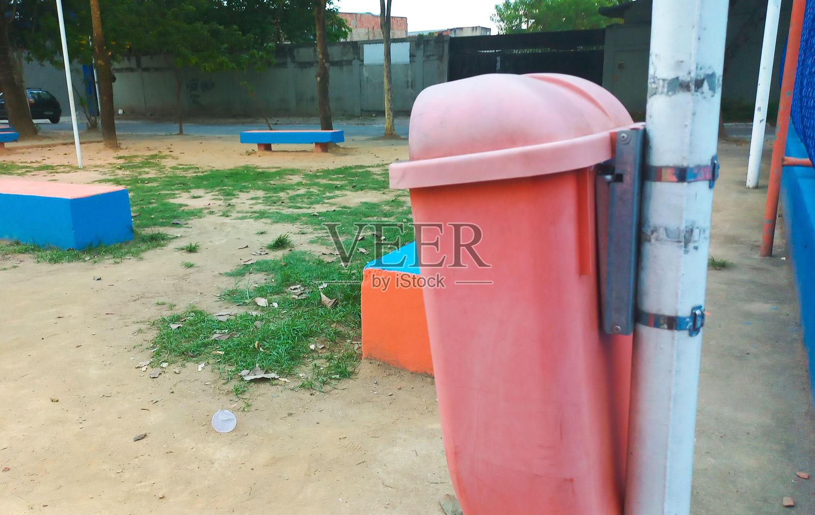 公园里的垃圾桶照片摄影图片