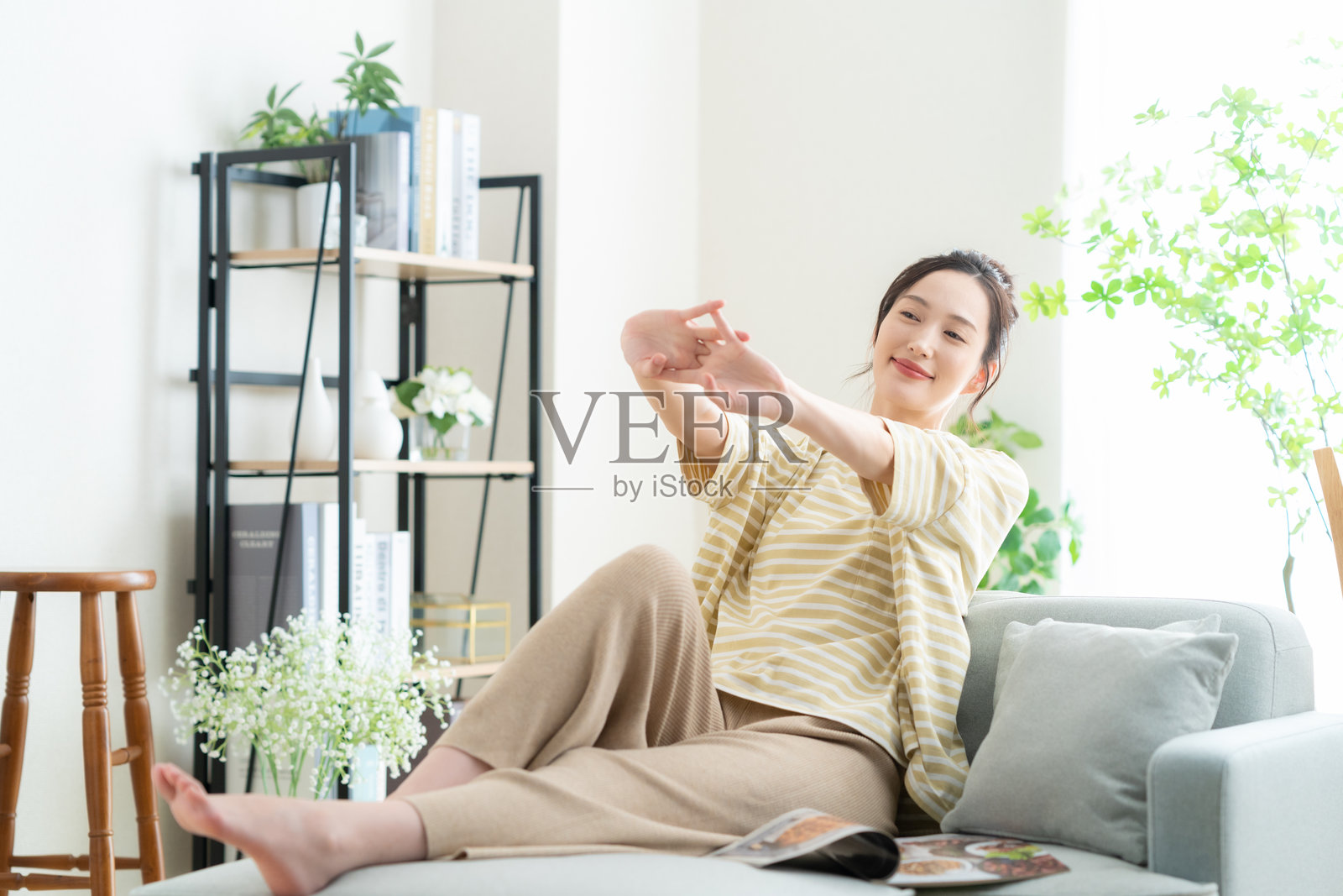 女人在客厅放松照片摄影图片