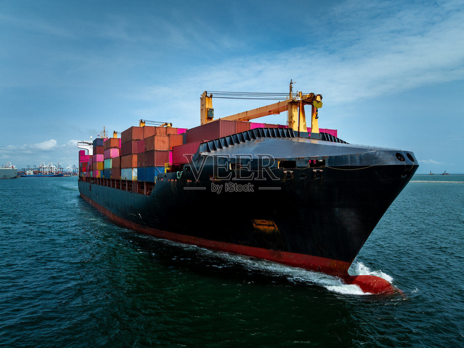 国际集装箱船进出口，全球商业与工业，商业贸易物流与运输，集装箱货物物流船在海上，集装箱货物运输，照片摄影图片