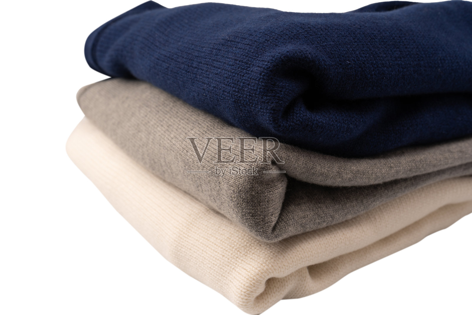 一群暖和的毛衣，在白色背景上孤立。照片摄影图片