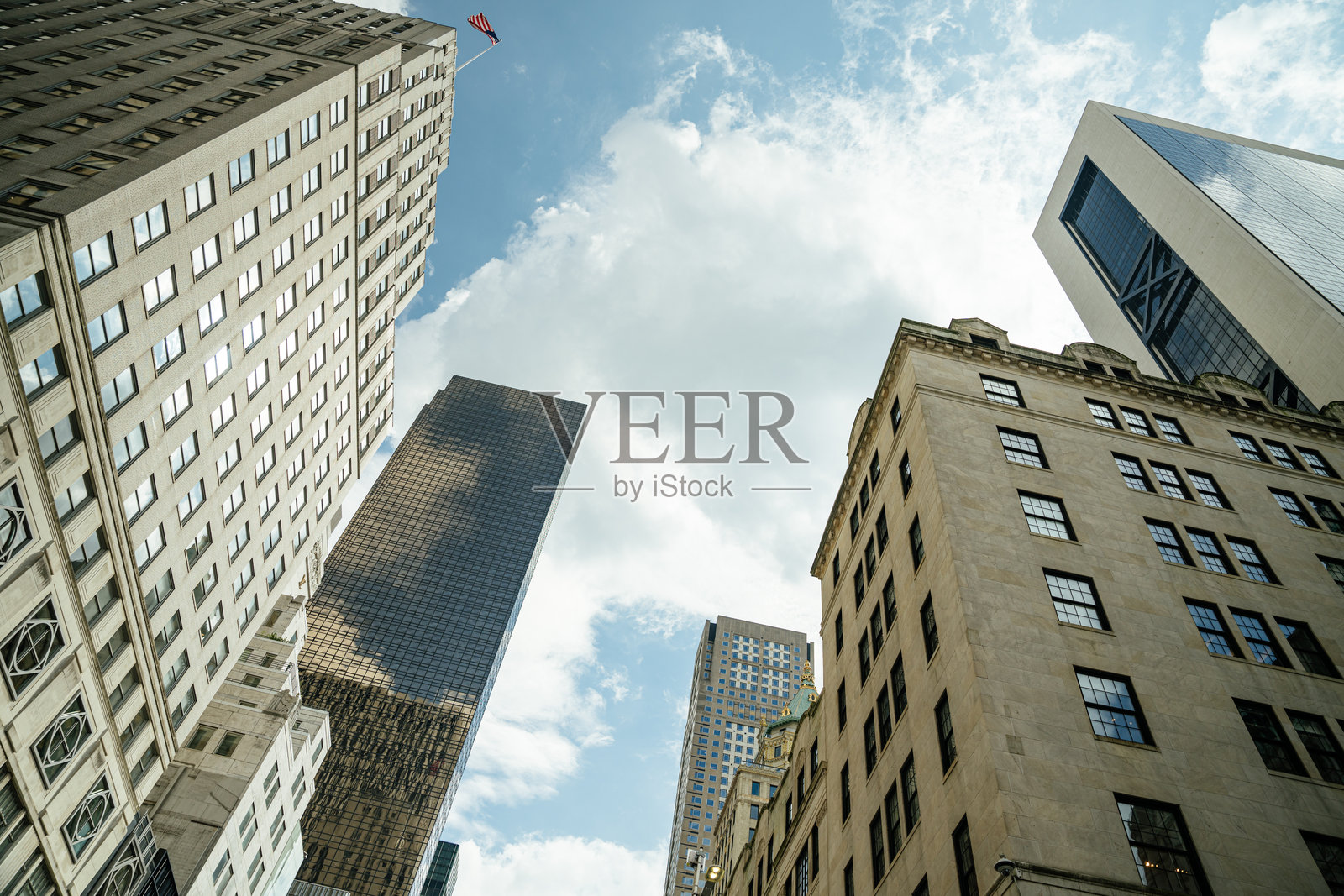 曼哈顿蓝天下摩天大楼与美国国旗照片摄影图片