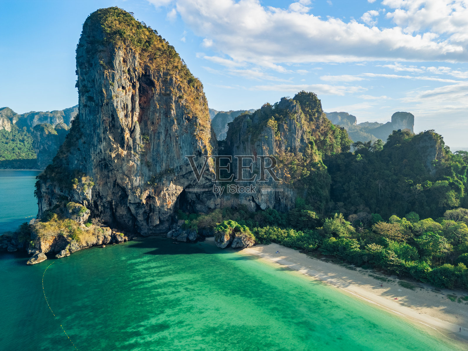 航拍无人机视角下的甲米海岸线及壮丽的石灰岩地貌照片摄影图片