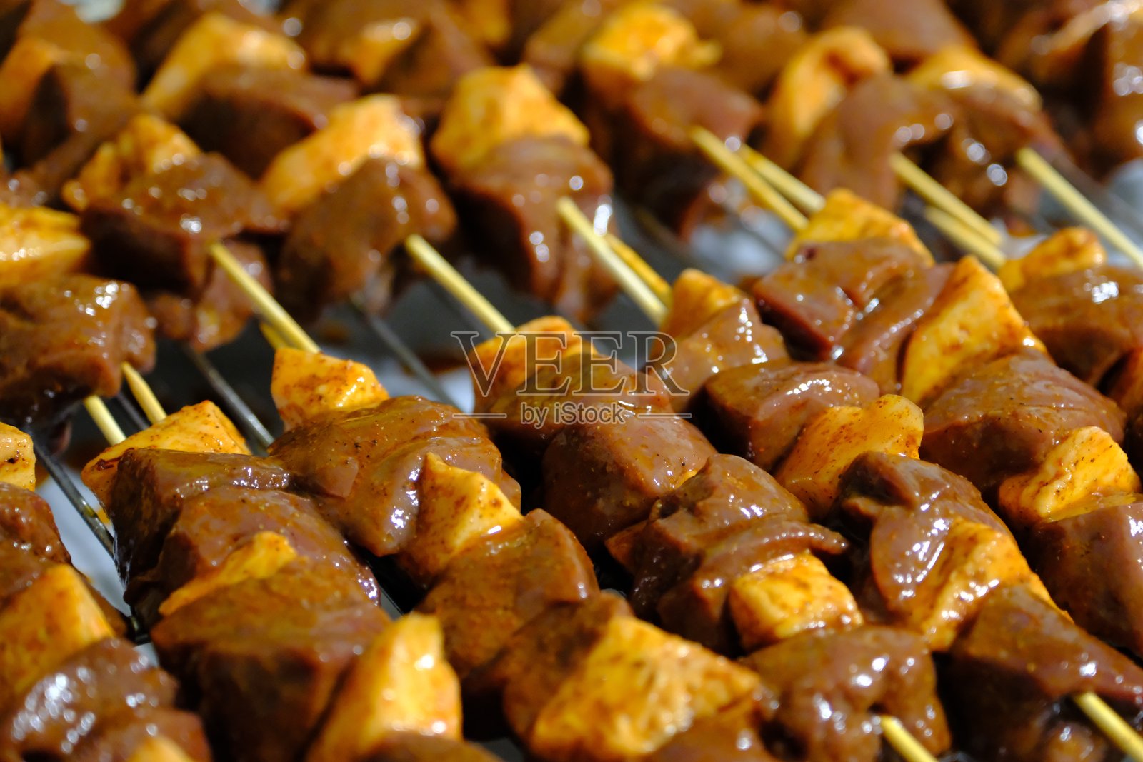 烤肝串特写，配有苏马克的香料和洋葱。照片摄影图片