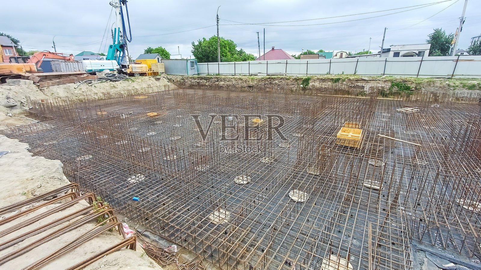 建筑工地详细视角，展示了正在施工的建筑地基和钢筋框架。照片摄影图片