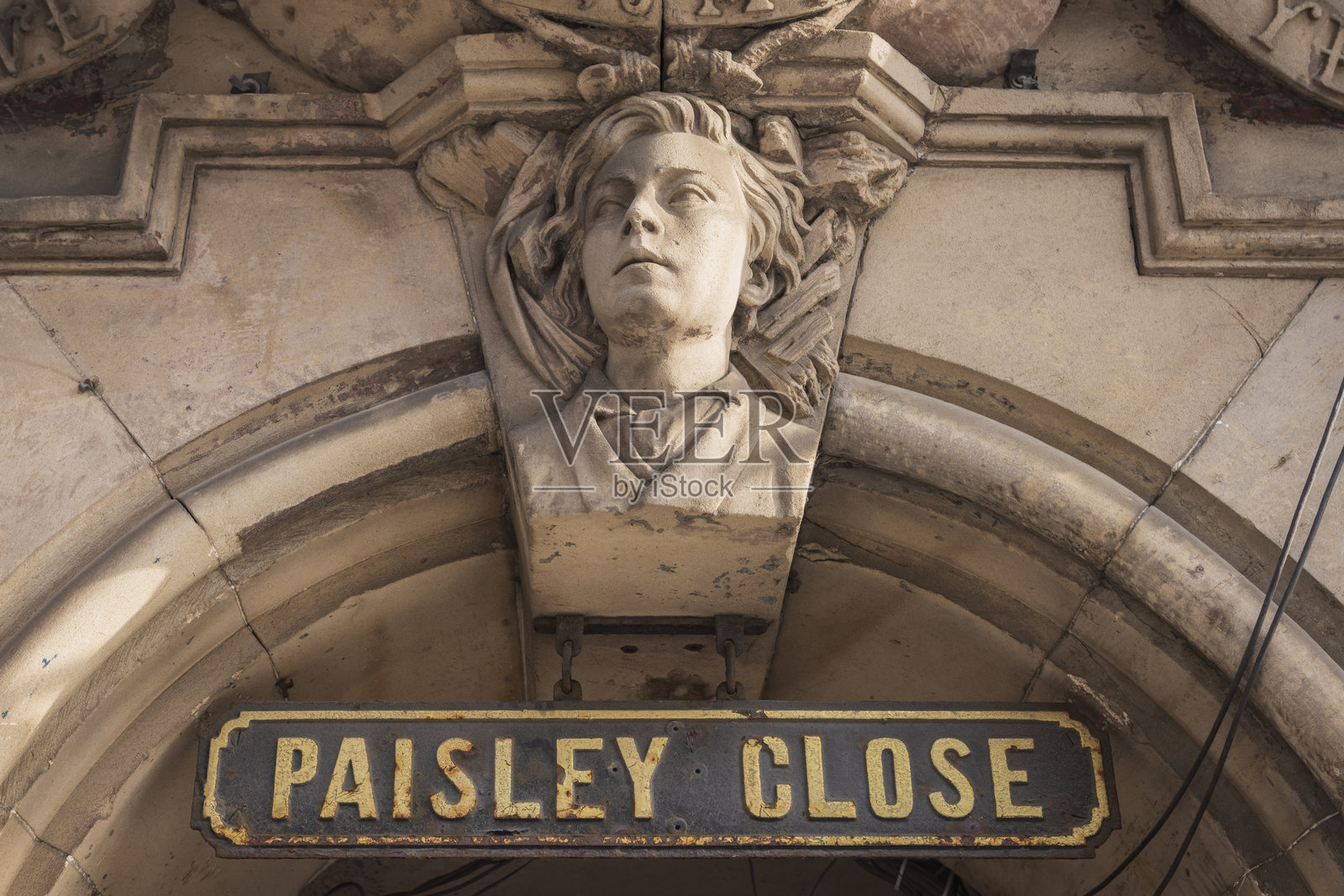 爱丁堡一条历史悠久的巷道佩斯利巷入口上方的男孩纪念碑照片摄影图片