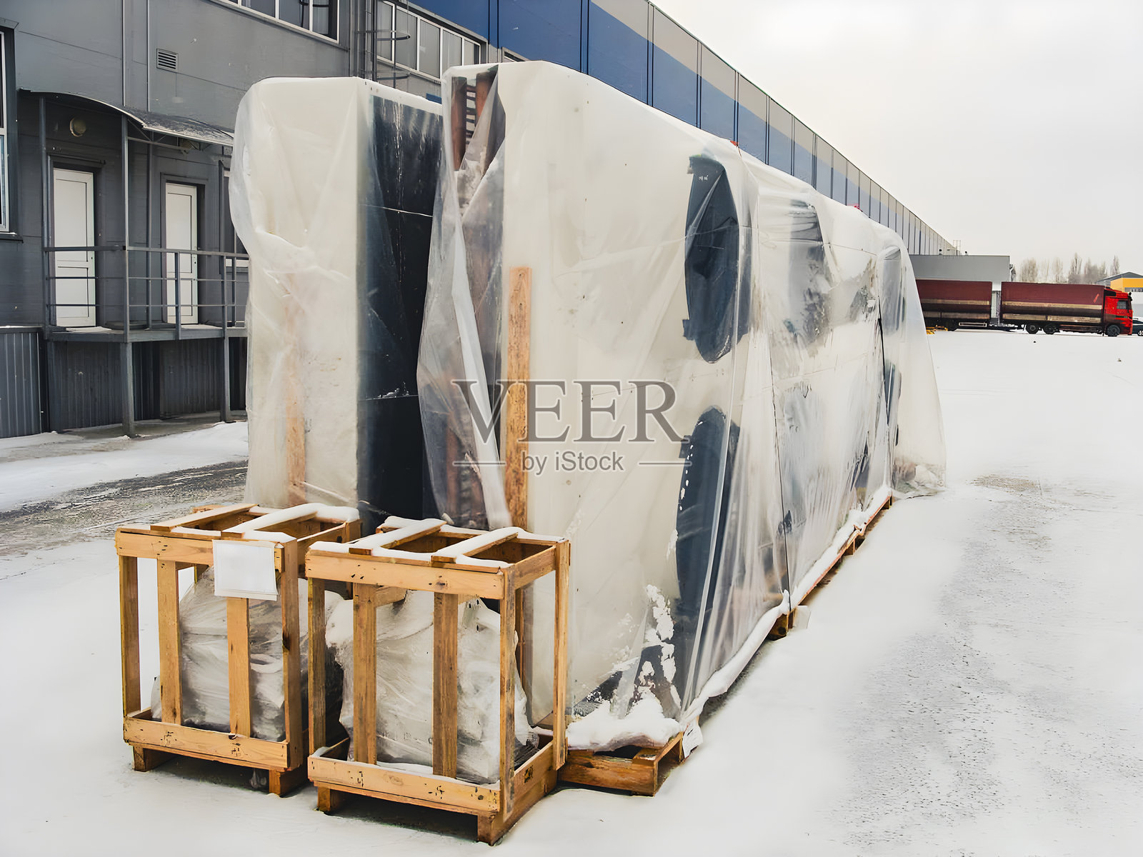 下雪天仓库外的包裹货物照片摄影图片