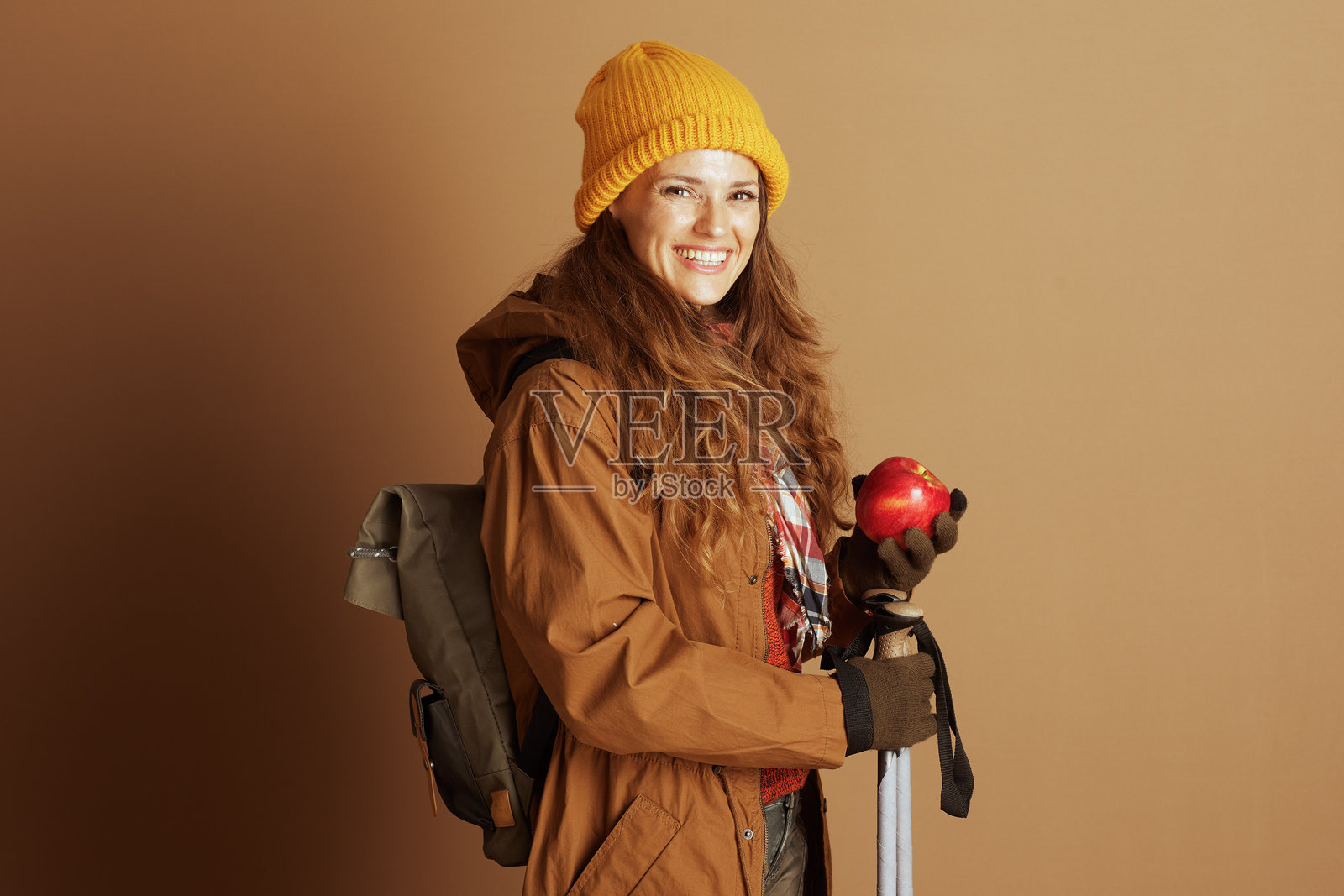 准备好的女徒步旅行者，带着苹果和背包照片摄影图片